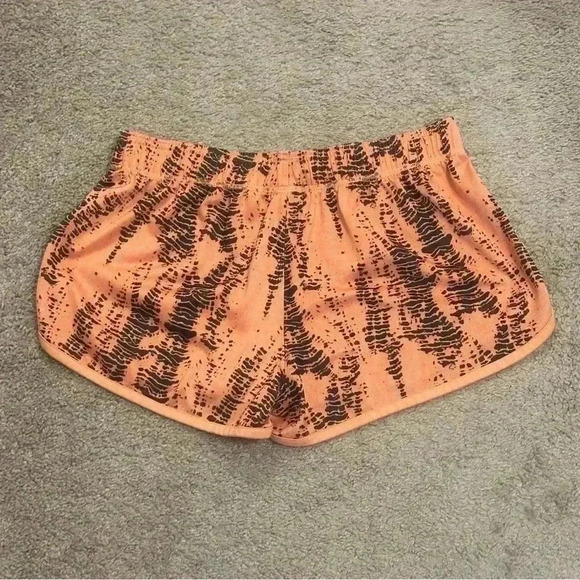 Small UNDER ARMOUR ABSTRACT ATHLETIC SHORTS ORANGE & BLACK HEAT GEAR - Picture 8 of 12